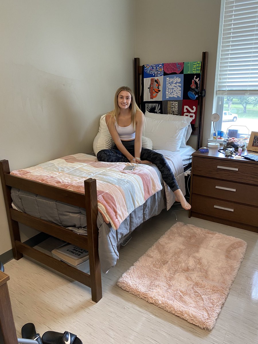 ucandewitt's tweet photo. DeWitt family down to 80% after moving @sophiamdewitt to Emporia State this afternoon. #StingersUp @EmporiaStTrack https://t.co/DKdl9Z8p9d