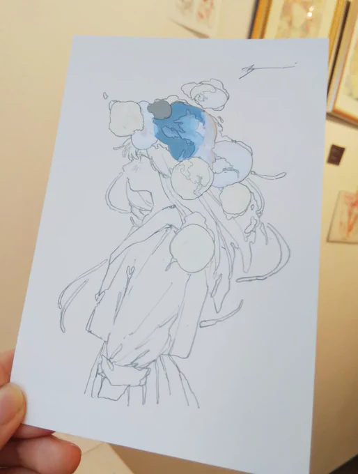 えのぐが帽子に見えたので?
傾けると青く光ります。 