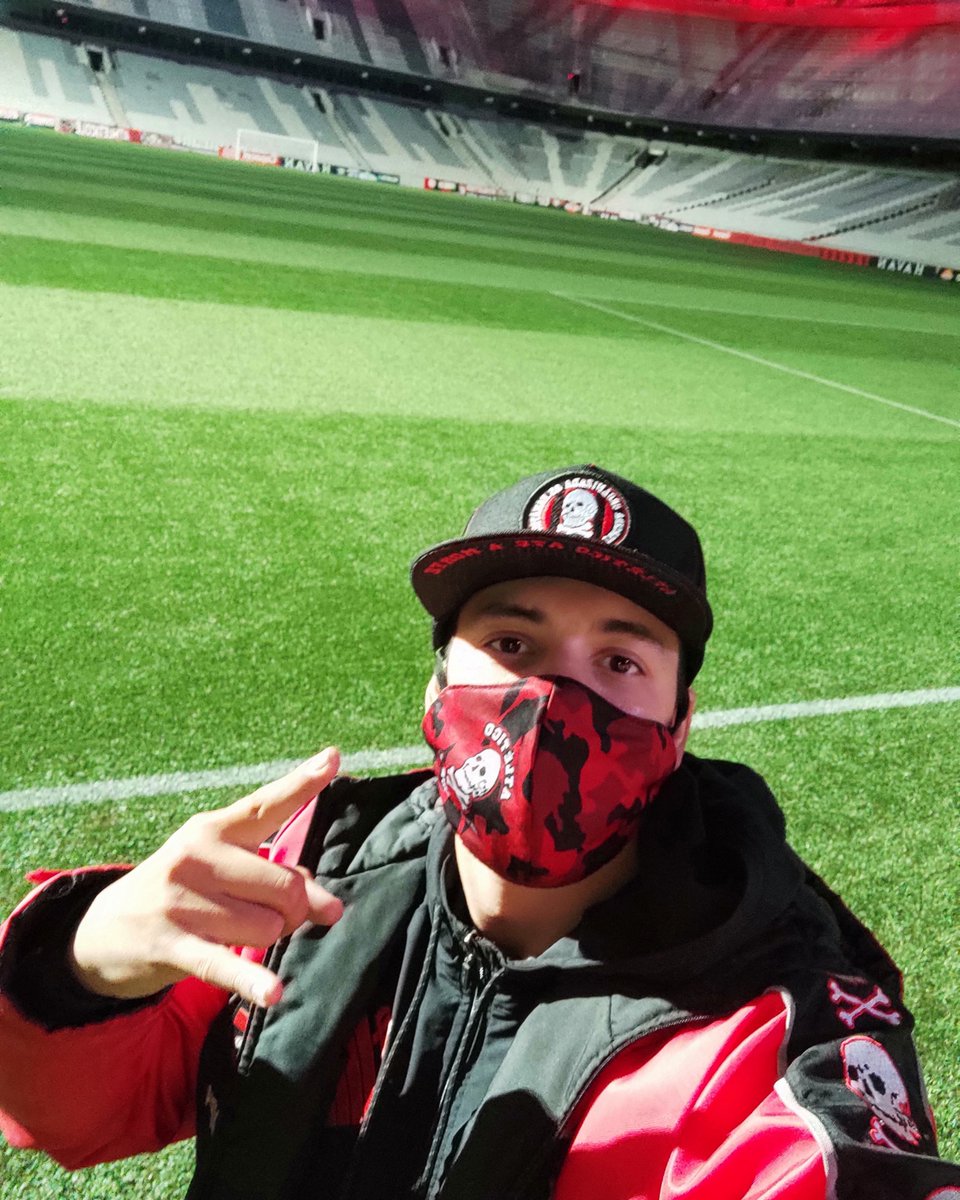 RaphaelReis1977's tweet photo. Seguimos da mesma forma  , vencendo partida atrás de partida 🔴⚫💪 + 3 
Vamos Furacão buscar esse Brasileiro 🏆
 #AtleticoPr #OsFanaticos #Desde77 💀 https://t.co/CZURBmRX3m