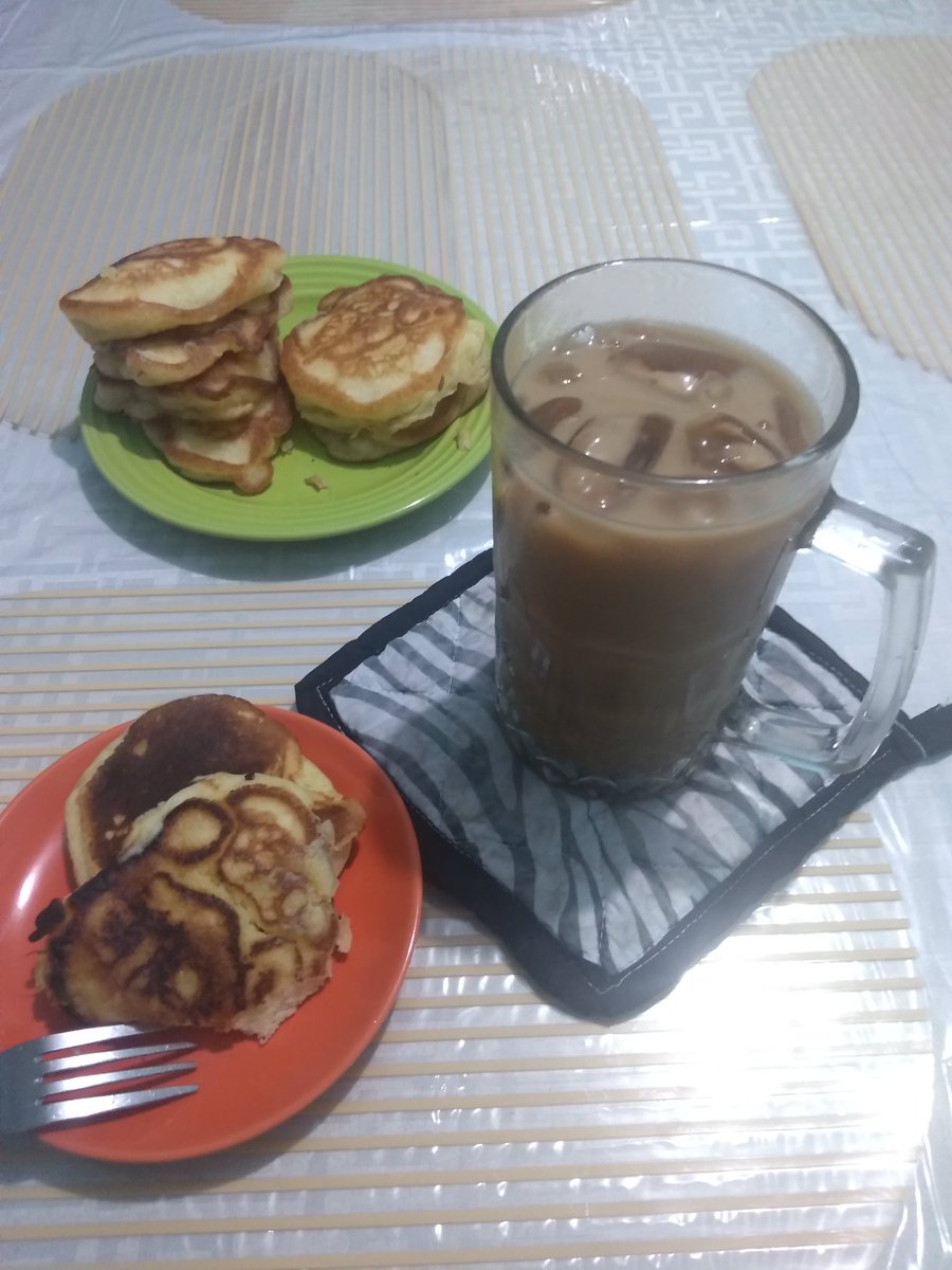 TasogareMonse's tweet photo. Made breakfast for everyone, but my colleagues-turned-quarantinemates were still not up... shame π
I guess that means there's more for me then π
#MonseCooks #Pancakes https://t.co/hsHcJRe1FD
