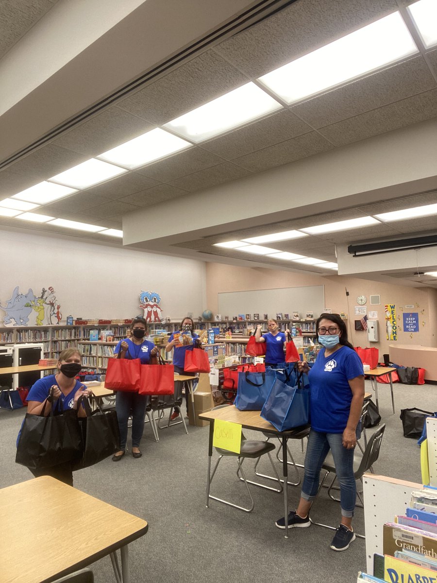 Palms_Pesd's tweet photo. The evening crew, getting out devices and materials to families! #palmscoyotepride #learninghasnotstopped @PerrisESD @PESD_StaffDev @PESD_StuSvcSped https://t.co/LxO1dZUGIF