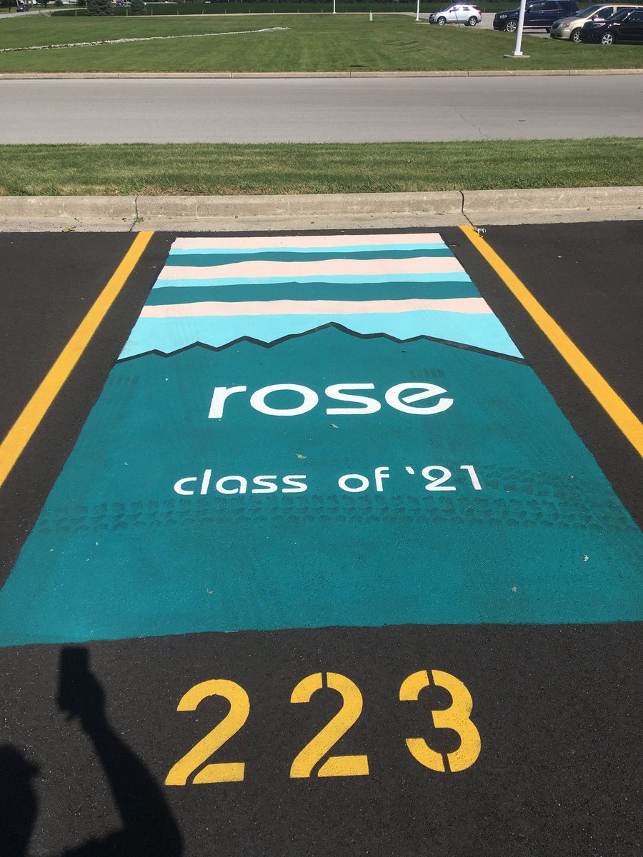 edwardss18's tweet photo. Galleria de parking lot! Class of 2021 #PantherPride https://t.co/q4D28nCgCF