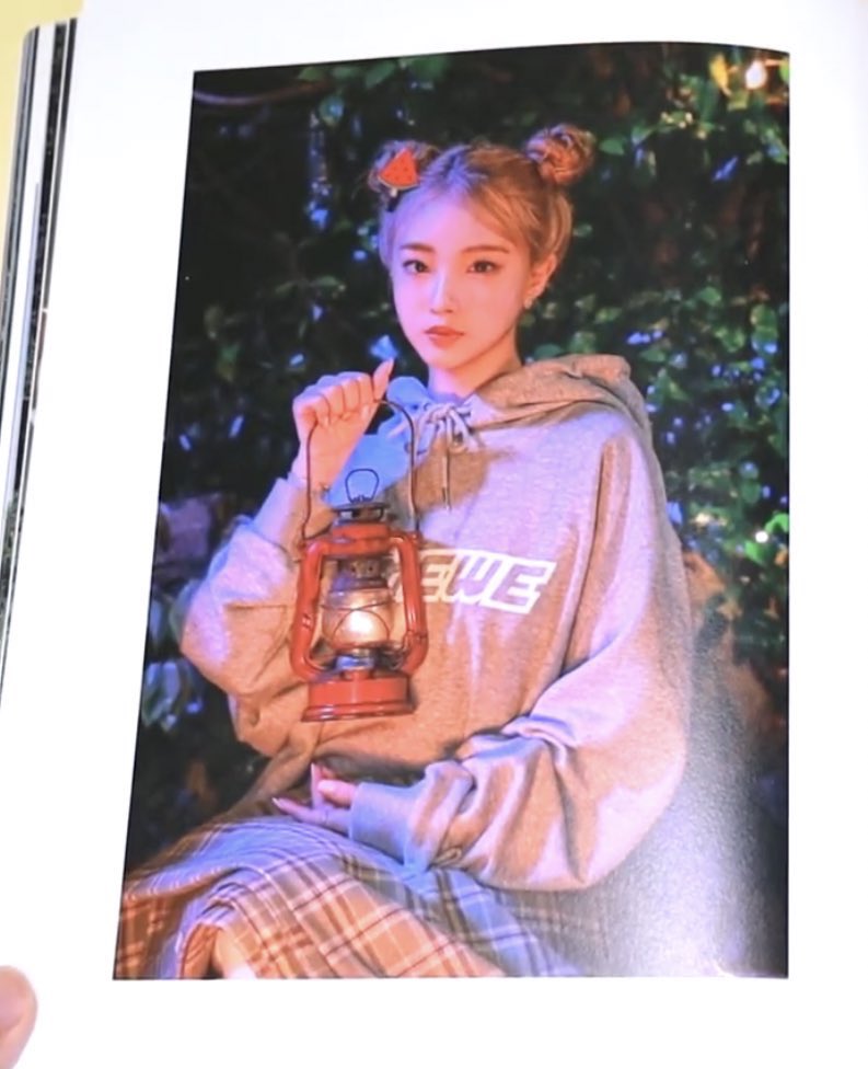VARB1E's tweet photo. I’m not gonna shut up about Yeojin being the number 1 server in kpop. Give her any concept and she gives her 500%. https://t.co/WjK10SGAuN