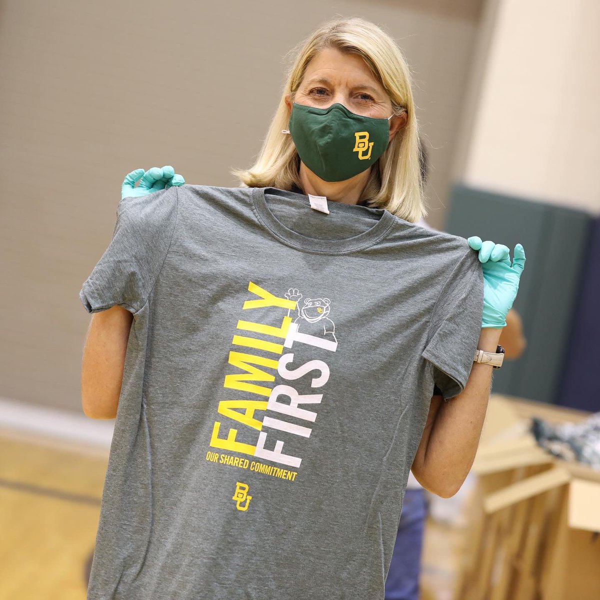 🚨 Volunteers on Thursday & Friday get a Family First t-shirt (*limited quantity, first come, first served), BU mask, plus a chance to win other free merch like an @OspreyPacks backpack or a @kleankanteen. 
#SicCOVID #BeAGoodNeighbear