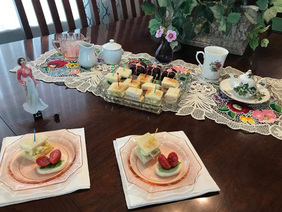 FlatJaneAusten's tweet photo. "#FlatJaneAusten and I had a lovely tea. Jane was surprised to learn that I have attended only one ball and perplexed to hear that no white soup was served there. But it was all forgotten when petit fours were served.  : )" ~@SavvyCindyB https://t.co/M47MrAfvVa