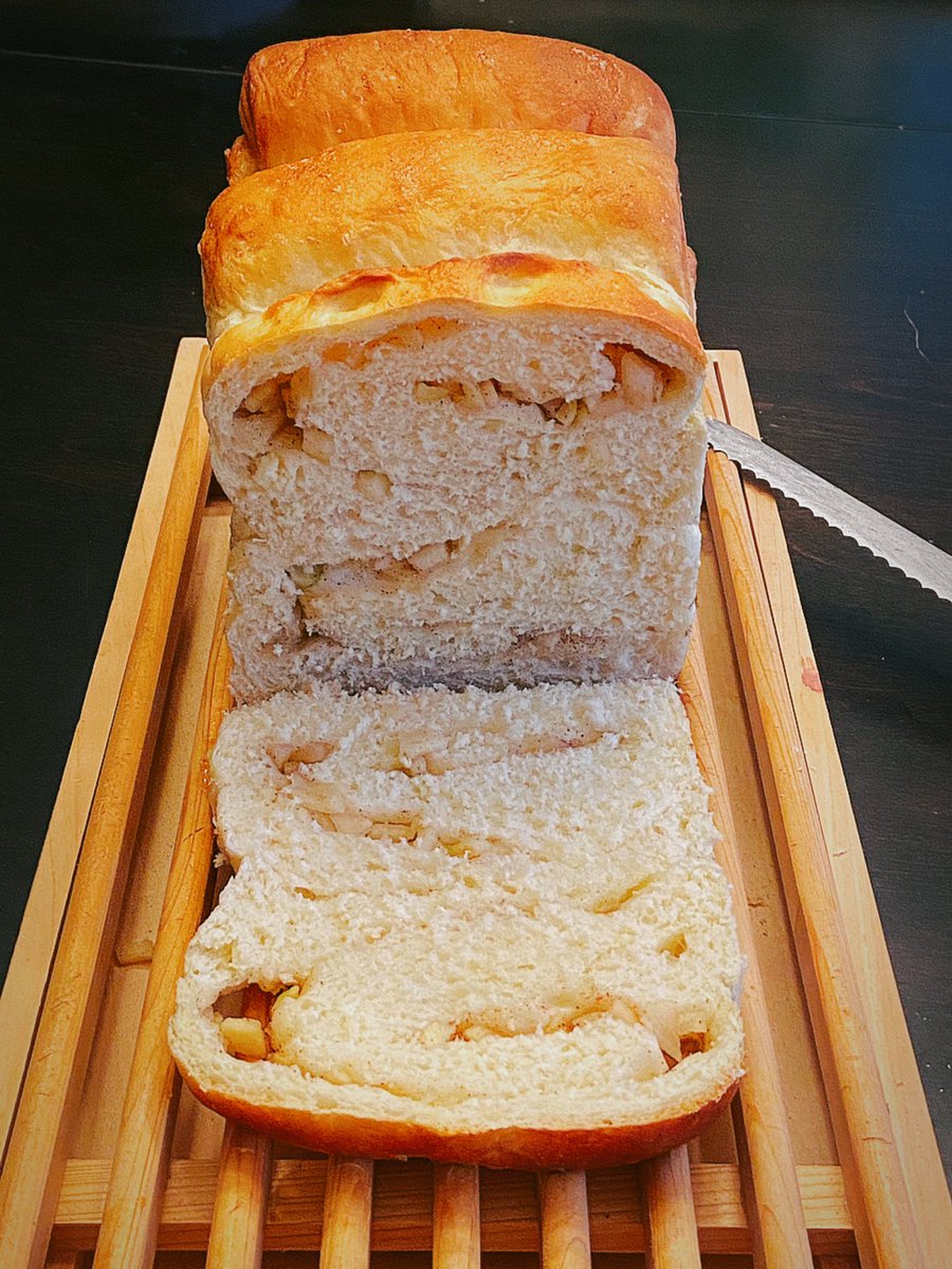 HiroshimaTexas's tweet image. Apple Bread 
Slightly sweetened dough with cinnamon sugar and diced 🍏 

りんご食パン🍞

朝食に
午後のティータイムに

#apple #applebread 
#pullmanloaf 
#homebakedbread 
#nadiaartist #手作りパン 
#パン作り #りんごパン
#食パン #シナモンシュガー
#りんご食パン #ダラス生活
#アメリカ