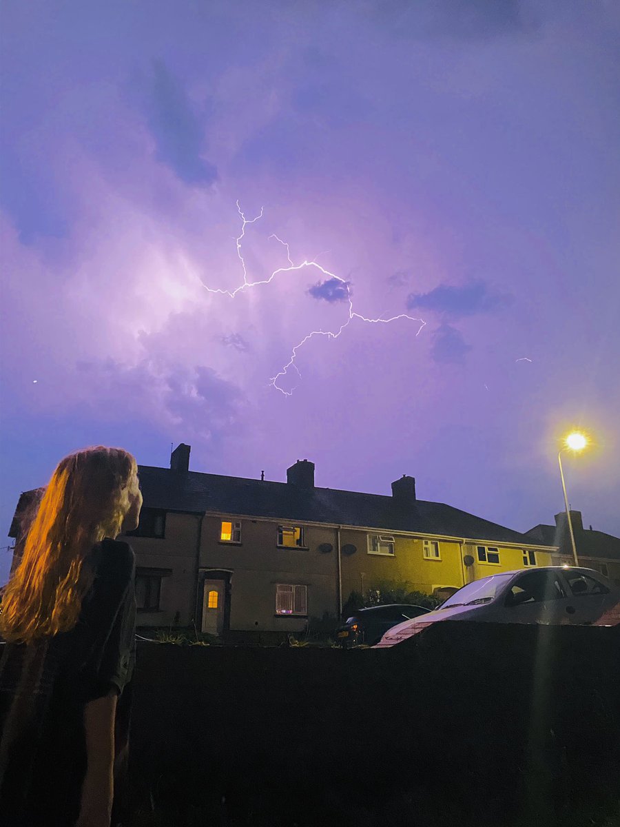 AshleighSlaven's tweet photo. #thunderstorm #ukstorm  #ThunderAndLightning #lightening #StormUK #britishweather #MotherNature #SouthWales https://t.co/MH30F2Ow4C