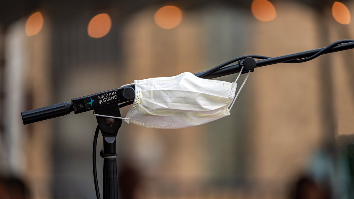 evanstonspace's tweet photo. Attending a #SummerStage Show this weekend? A few  reminders!

☀️Masks are required. Temps are taken at the gate.
☀️Pre-order drinks online before 10am day-of, or order night-of using a QR code at your table.
☀️Outside food is welcome from neighboring @main_dempster restaurants! https://t.co/PtLRCghkP1