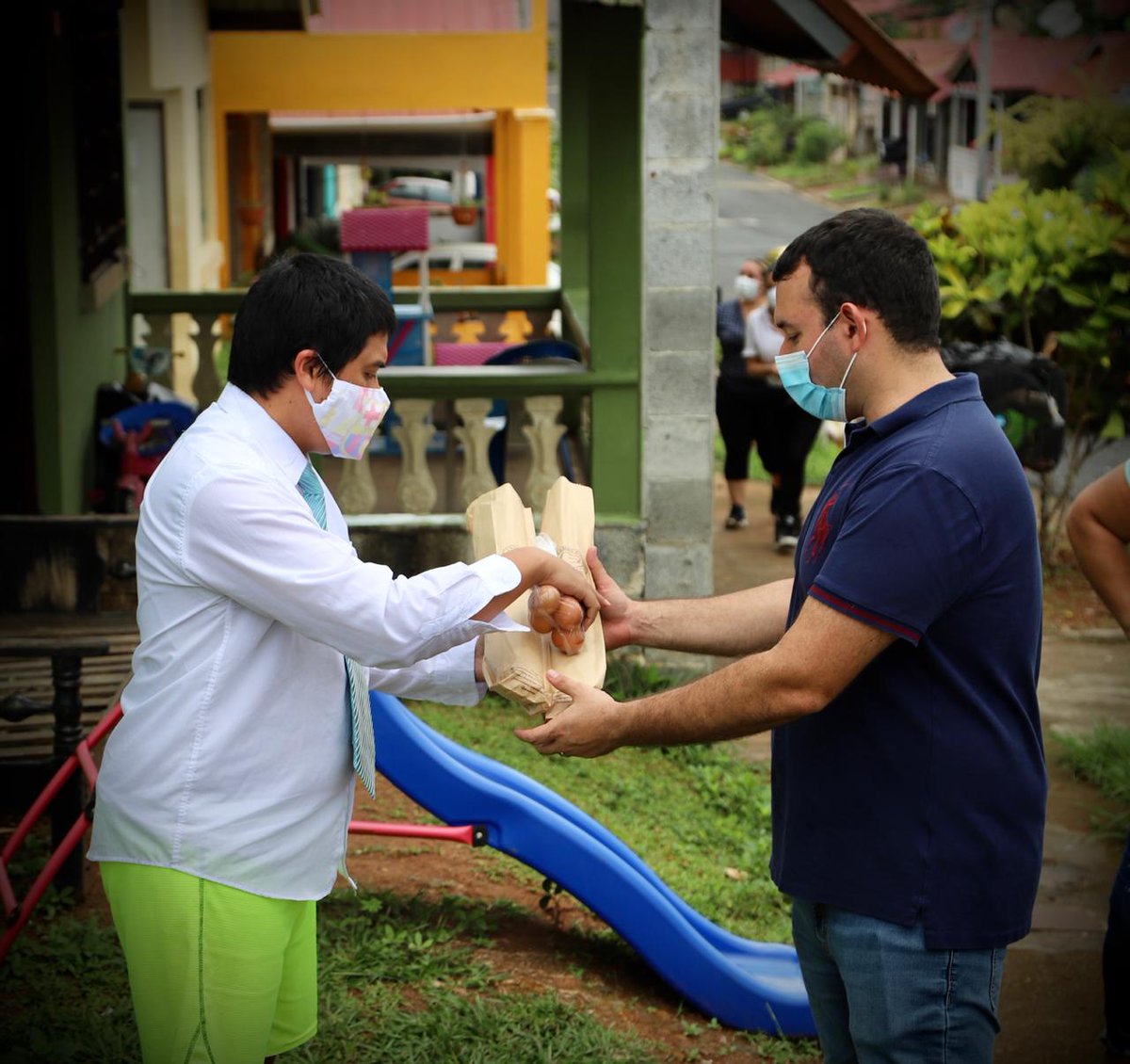 panamenistas's tweet photo. Hoy nos fuimos al área de Panamá Oeste a brindar apoyo y donaciones a comunidades de la zona entre bolsas de comida, pan, mascarillas, etc. Contentos y llenos de alegría cumpliendo con el legado de nuestro líder en la #SemanaPanameñista 💜💛♥️ https://t.co/gVOtbSLqR3