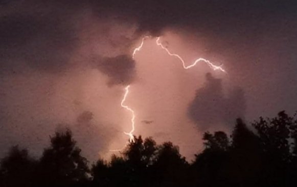 heidiJmorris's tweet photo. The skies over #bridgend literally gone in a flash #lightninguk #lightning #StormUK #cymru #wales #streicmellt #mellt #bolltmellt #lightningstrike https://t.co/n3WakZiuHN