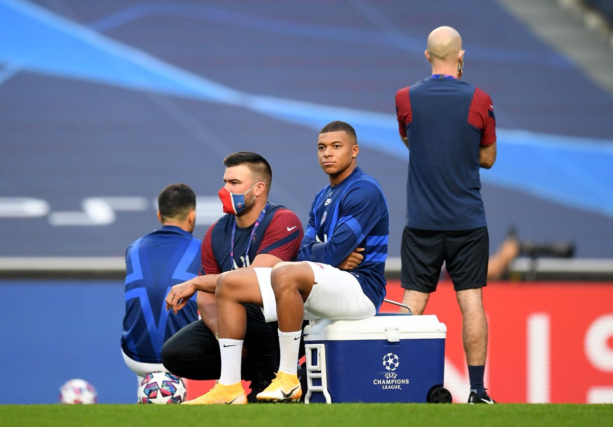KMbappe's tweet photo. Tu m’parles pas de douleurs...🤪
Un grand merci au staff médical de m’avoir remis sur pied, personne n’y croyait sauf nous. 
Félicitations à tout le groupe, on est parti la chercher celle là. 

RDV EN DEMI. ICI C’EST PARIS 🔴🔵 https://t.co/Eev67evxQE