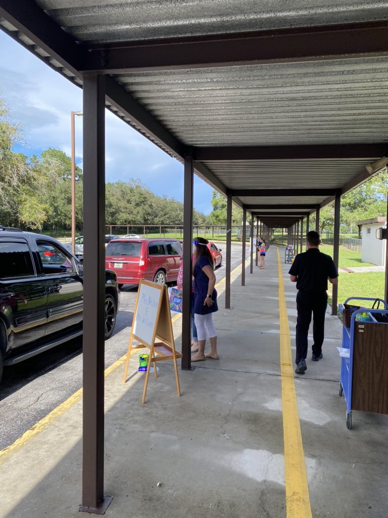 PGE’s newest shooting stars meet their Pre-K teachers drive-up style.   #pge_stars@citrusschools