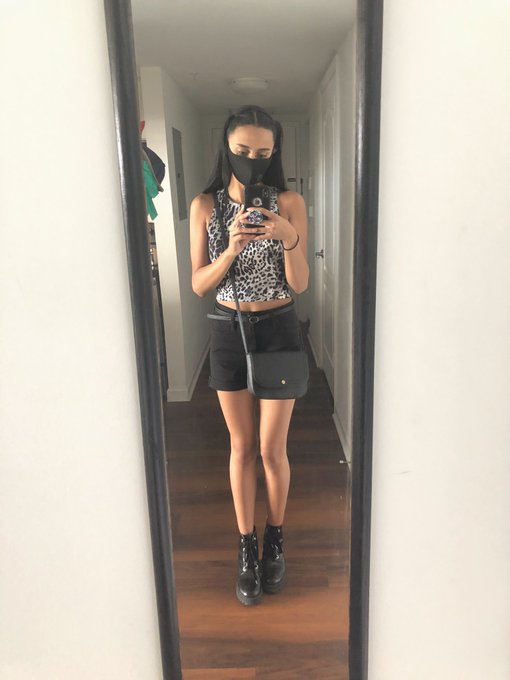 Ever seen my in real clothes? 😆 https://t.co/e9HxCyBM2I