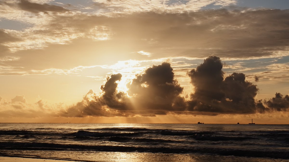 OCISLY and GO Quest arrive on the #SpaceCoast 
It was a staggeringly beautiful sunrise 🎥🌅

#SpaceXFleet #SpaceX