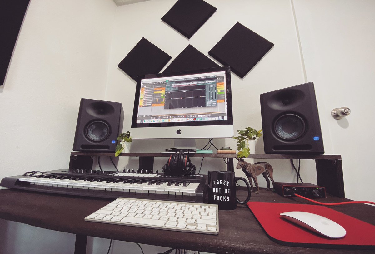 emel_musica's tweet photo. New Mug who this? #freshoutoffucks #coffee #music #musicstudio #beats #beatsforsale #lofi #lofihiphop https://t.co/e5xQEDV3GH