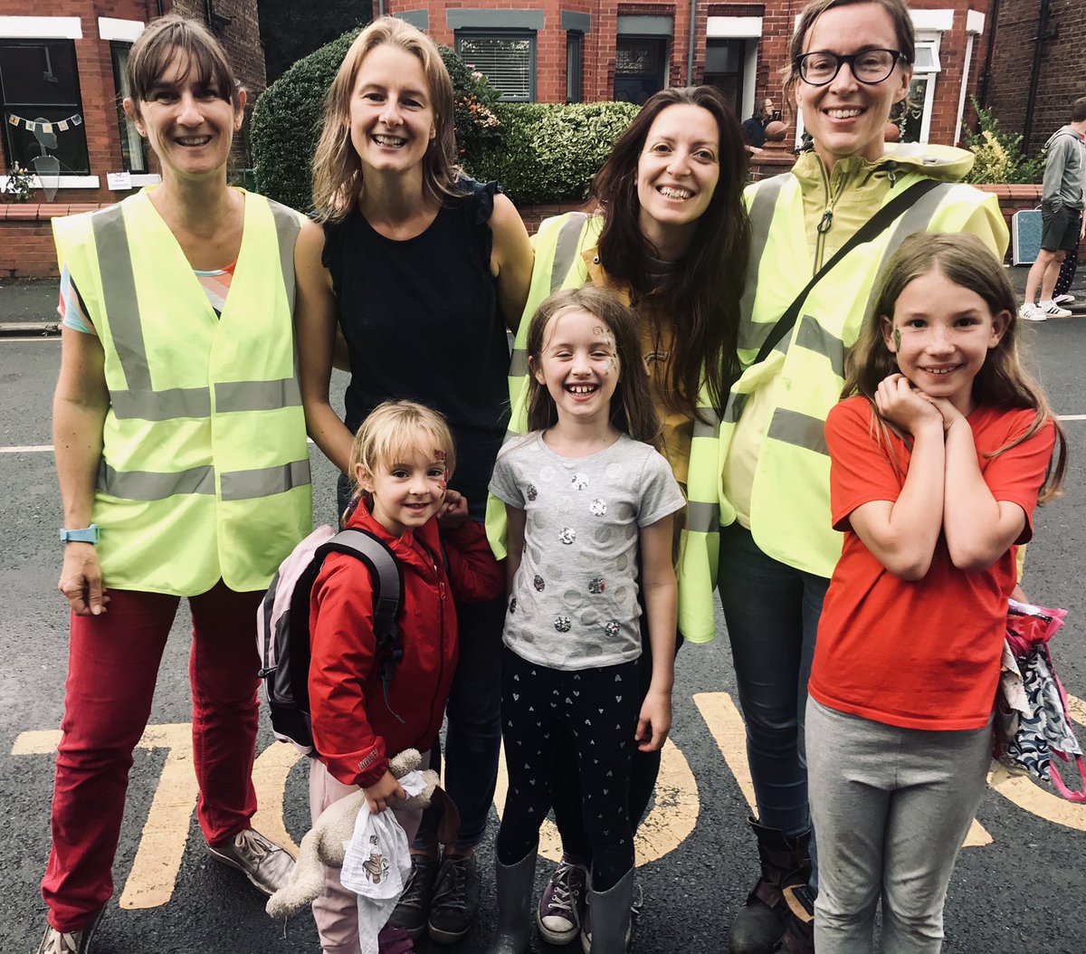 evefrancisholt's tweet image. 🤸🏾‍♂️ 🚶🏻‍♀️🧑🏽‍🦽 🛴 I'm delighted that @ManCityCouncil have made it much easier for residents to turn their streets into people-friendly ‘playstreets’ by temporarily closing to cars. Application form for #Manchester residents is here. ✍️manchester.gov.uk/directory_reco….