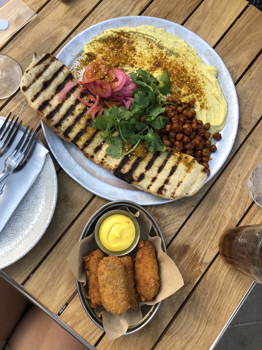 What a delightful alfresco chow down. There was actual breeze too... heatwave be gone 🙏🙏🙏 and the food was scrumptious @CaravanResto #vardo #chelsea #EatOutToHelpOut