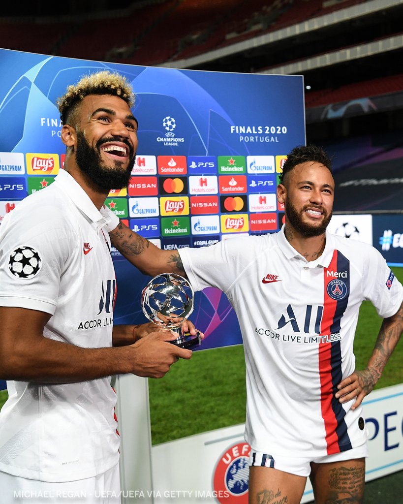 Neymar won the MOTM trophy and handed it over to the winning goal scorer, Choupo-Moting 🙌