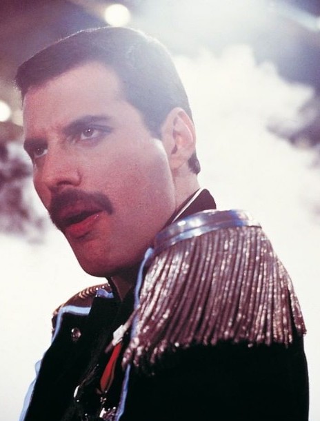 Cause someone has to do it. Freddie Mercury as International Law textbooks, a thread #PIL