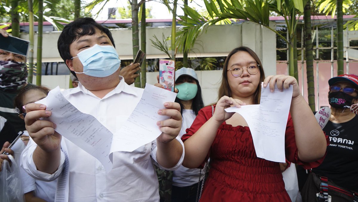 sunaibkk's tweet photo. .@HRW เข้าพื้นที่ธรรมศาสตร์รังสิตหลังมีรายงานแจ้งเตือนว่าตำรวจเตรียมบุกจับเพนกวิน และรุ้ง แกนนำ #เยาวชนปลดแอก เช้านี้ / ประสานงาน���ับยูเอ็น และสถานทูตประเทศฝ่ายประชาธิปไตยแล้ว / นานาชาติกำลังจับตามองประเทศไทย #หยุดคุกคามประชาชน #savePenguin #SavePanusaya https://t.co/bUZhmLf3XU