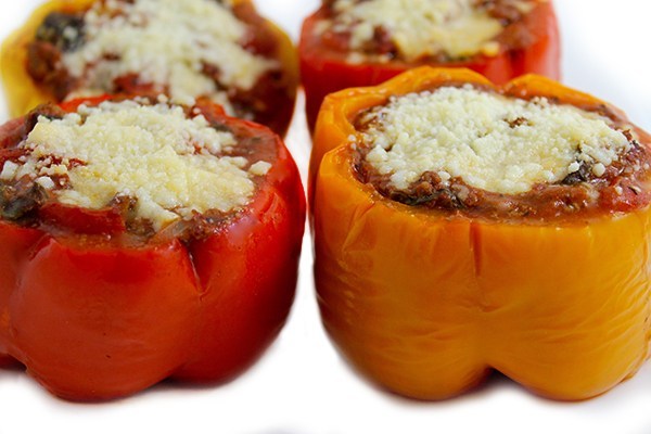 Skinny Italian-Style Stuffed Peppers. A simple and hearty meat sauce, stuffed into colorful bell peppers, and baked until dreamy delicious! Each has 226 cal, 4 Blue WW Freestyle SmartPoints, and 4 Green. #glutenfree #smartpoints #wwdinners #stuffedpeppers
skinnykitchen.com/recipes/skinny…