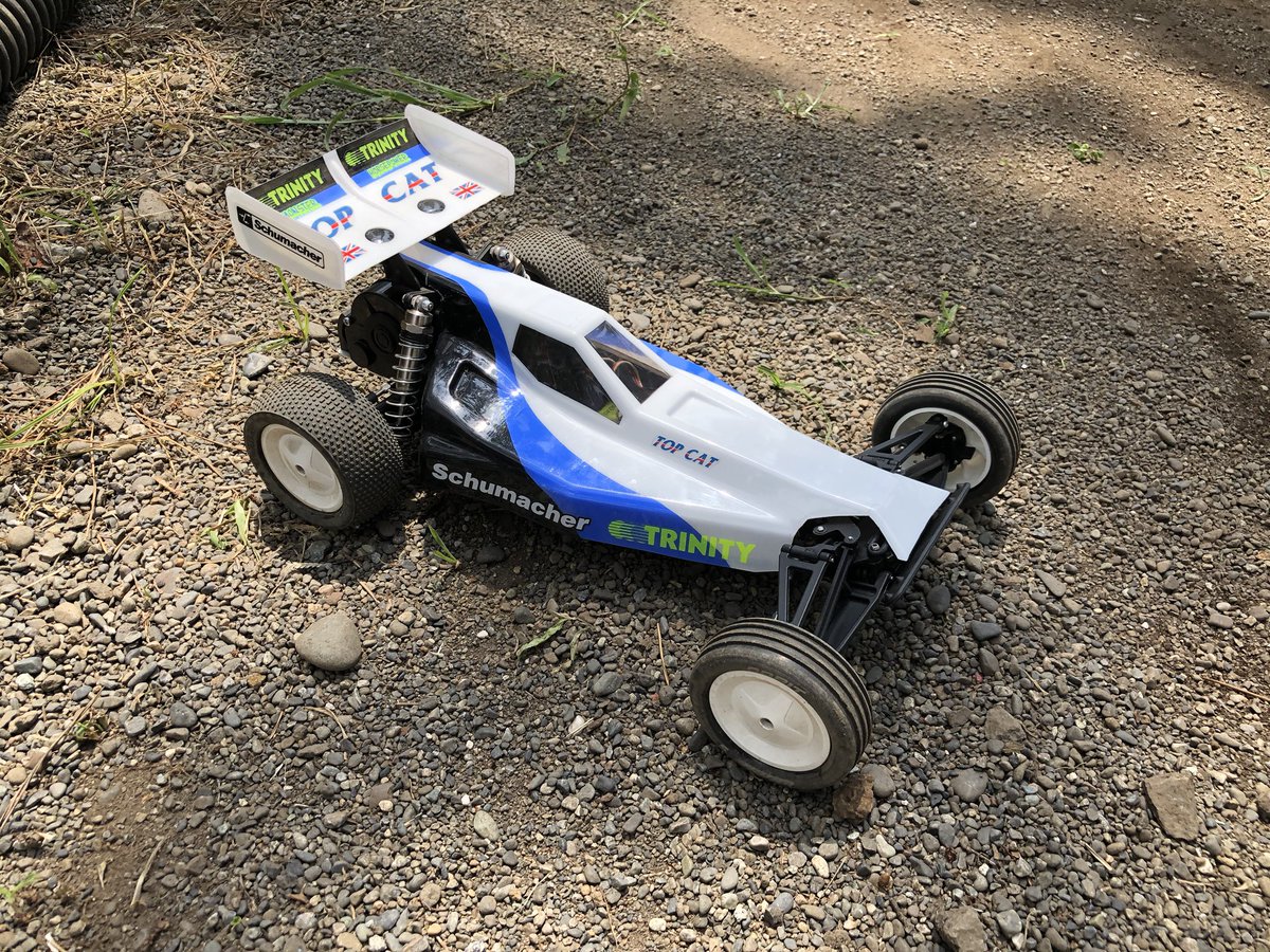 Shinpado Sundayパインビーチで気になった1台 Oj さんのschumacher トップキャット 馬の様なロングノーズでどこか気品を感じるデザイン フロントサスアームの衝撃吸収機構や斜めに取り付けられたサーボなどあまり見ることがない個性的な設計が