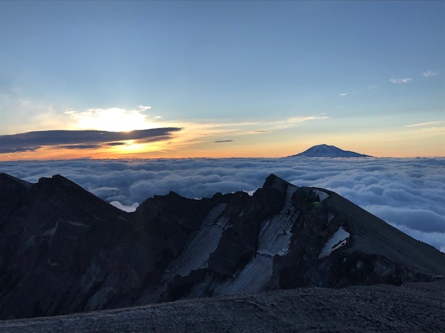 thedooder11's tweet photo. @DrifterShoots sunrise at the top of >Mt St Helens https://t.co/mSEcTJmyIO
