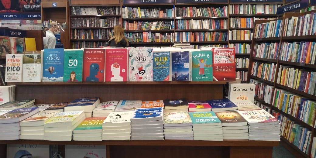 Emoción de ver por primera vez a PLAN B en una librería 💙 <a href="/FundBrincar/">Fundación Brincar</a> <a href="/megustaleerarg/">megustaleerarg</a>