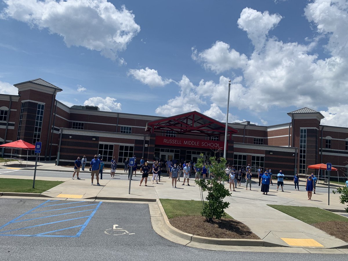 meriwagespeck's tweet photo. I ❤️ our staff at RMS! We participated in the BLUE out to honor an incredible educator! We have accepted the #DeitzChallenge to share w/ others what they mean to us &amp; why they are important-to be intentional w/ love, service, kindness, &amp; support! @OCHSAPdeitz @OCHSwarriors https://t.co/GrJABptwiO