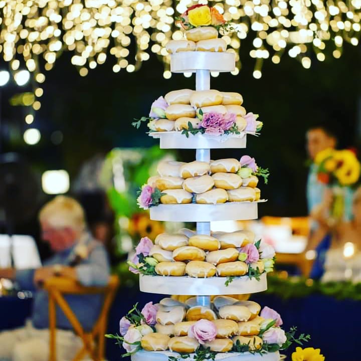 JoySabrina3's tweet image. Donut Wedding cake with Navy and light curtain could be seen as a very nautical colour palette, but when done in the wedding world it becomes extremely elegant and can also be extremely fun ...  Take a look and prepare.. #beachwedding #beachreception #dinnerreception