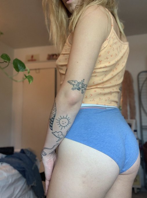 Watch sky 🎀🏳️‍⚧️'s leaked NSFW photo on TwXstars