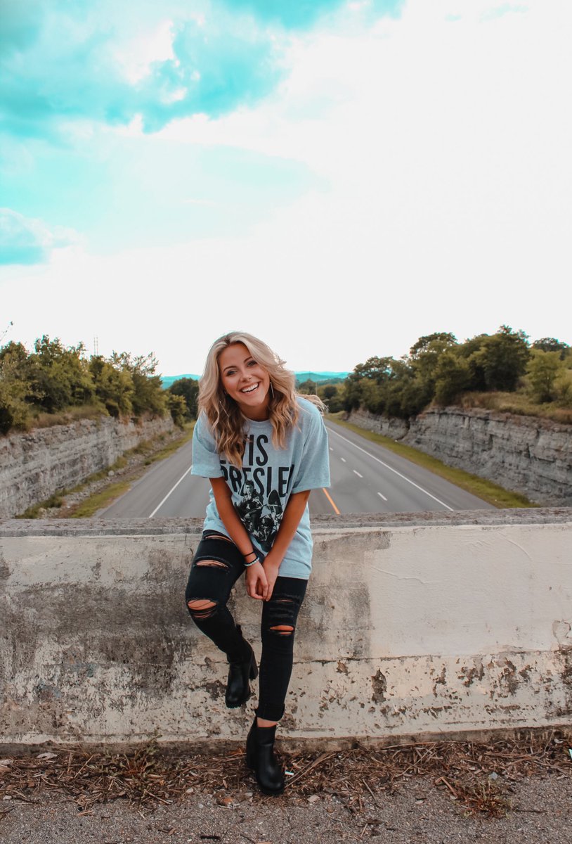 hannahnmelton's tweet photo. Random shoots with the sister📸🖤     

Model: @madisoncarrell6 https://t.co/PPNtceEdEd