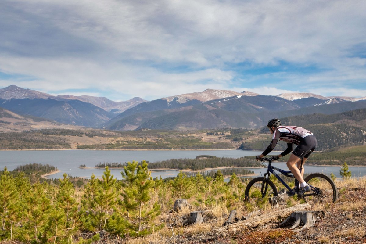 SkyRunSummit's tweet photo. When you bike in Summit County you’re getting views for days! ☀️📸 https://t.co/OJJkSCWEVz