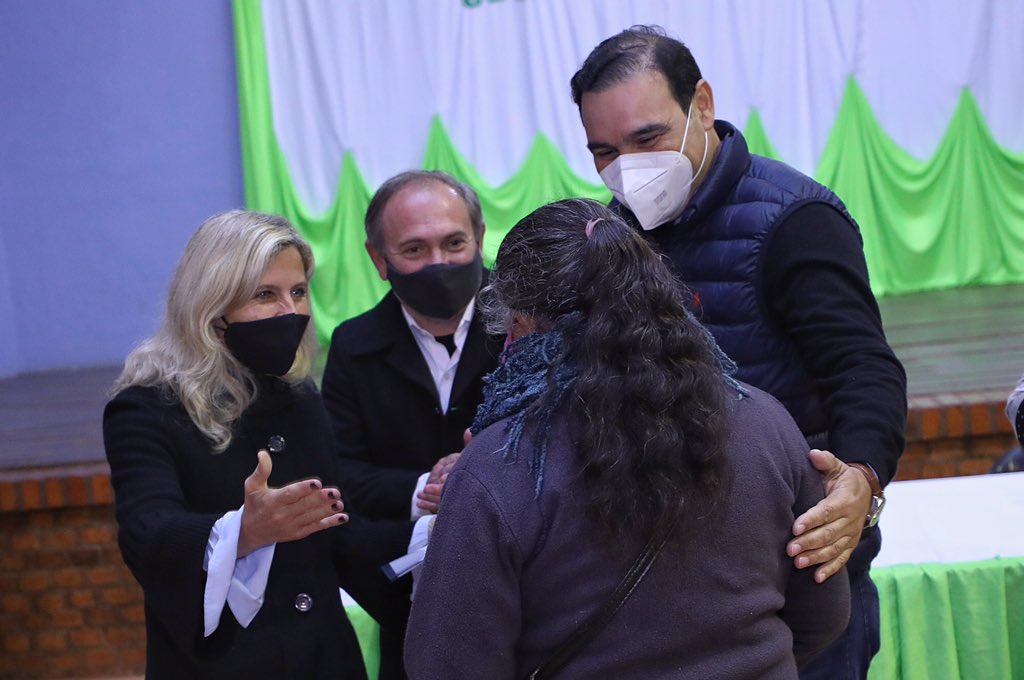 anypereyraok's tweet photo. Además, acompañé la entrega de bienes de capital a emprendedores locales y dialogué con un grupo de vecinos. Es nuestro deber como legisladores escuchar las necesidades de todos los correntinos para elaborar proyectos que lleven soluciones definitivas a la población. https://t.co/inkBB47cFo