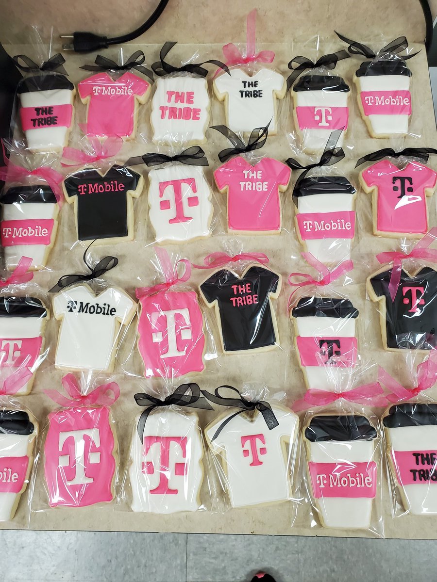 Adriana_Lopez93's tweet photo. I brought cookies for the team today as a small thank you for all their hard work! @SAlyssiaBeltran  #TMobile #Uncarrier https://t.co/MKV3hsF99B