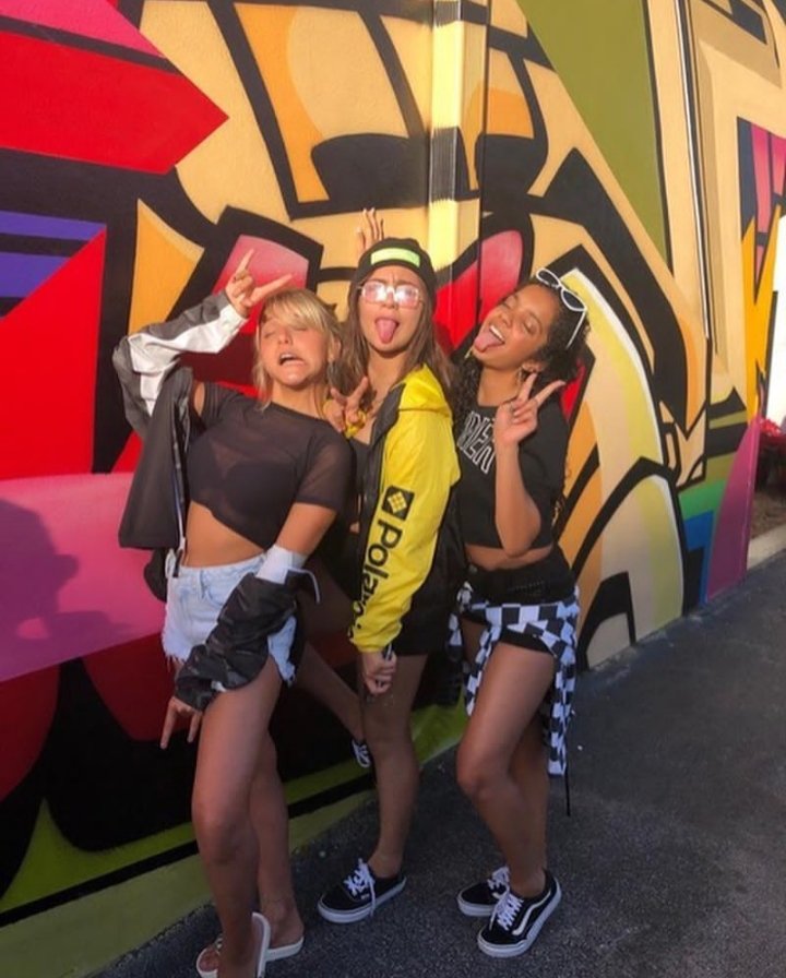 LBffgirls1's tweet photo. Tenho meninas tão incríveis na minha vida #MPN #Fica  #PortrasDaMusica #LorenaQueiroz #LucasBurgatti #JPMotaStyle #RaissaChaddadTikTok #Anitta #BrunaMarquezineInspiracao #LiveDaLud #SophiaValverde
#ElaDisseEleDisse https://t.co/9isyOt3IAM