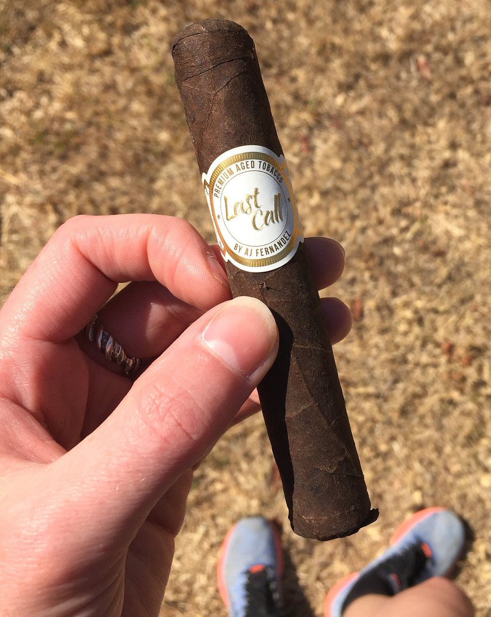 JulieRusmith's tweet photo. That little boost we all need to get us to the end of the week๐๐จโ๏ธ #lastcall #ajfernandez #darkwrapper #midweekpickmeup #perfect https://t.co/UozKjQE0Ga