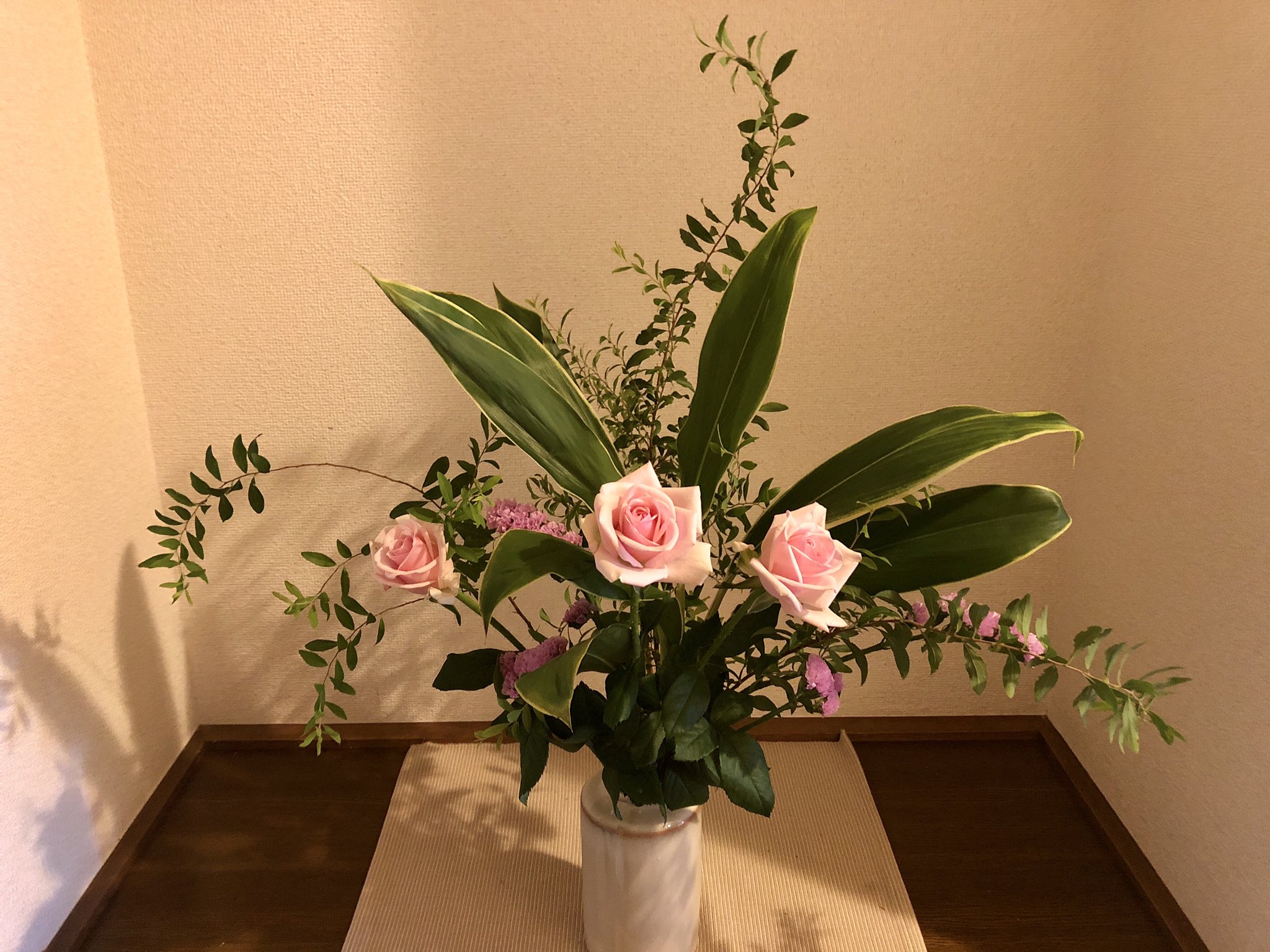 تويتر サイカン على تويتر 今週の生け花 今週は花瓶に投げ入れをしてアレンジメントしました タイトル 振り向けば見つめる3秒間 花材 バラ スターチス ドラセナ 雪柳 花言葉 バラ ピンク しとやか 上品 スターチス 変わらぬ心 雪柳 愛嬌 静か تويتر サイカン على تويتر 今週の生け花 今週は花瓶に投げ入れをしてアレンジメントしました タイトル 振り向けば見つめる3秒間 花材 バラ スターチス ドラセナ 雪柳 花言葉 バラ ピンク しとやか 上品 スターチス 変わらぬ心 雪柳 愛嬌 静か