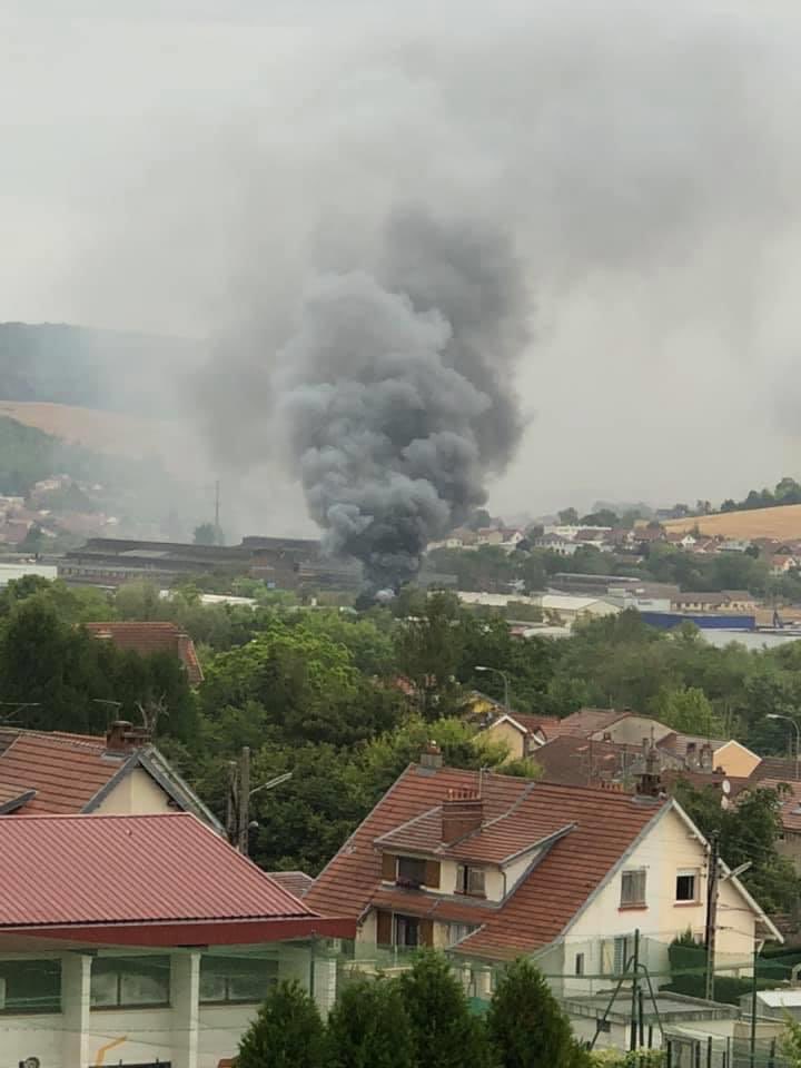 SDIS54's tweet photo. Intervention en cours à #Custines dans un local industriel.
Des moyens sapeurs -#Pompiers sont sur place d’autres sont en transit. ⚠️Facilitez les accès et évitez le secteur https://t.co/V6DfVhqJg4