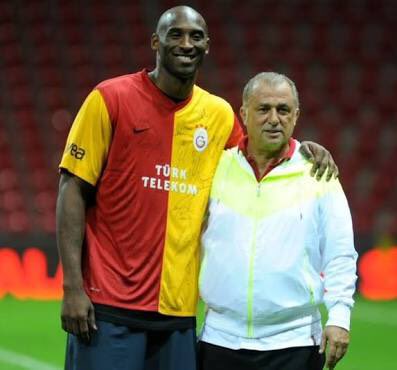 UcanAslan4's tweet photo. #GalatasaraylıÜnlüler köşemizin bugünkü konuğu #KobeBryant . Dünyaca ünlü #Nba yıldızı vefatından önce #TurkTelekomArena ‘ya gelerek takımımızı da ziyaret etmişti.#Galatasaray #BlackMamba 🐍🦁 https://t.co/h3vDh7LDgW