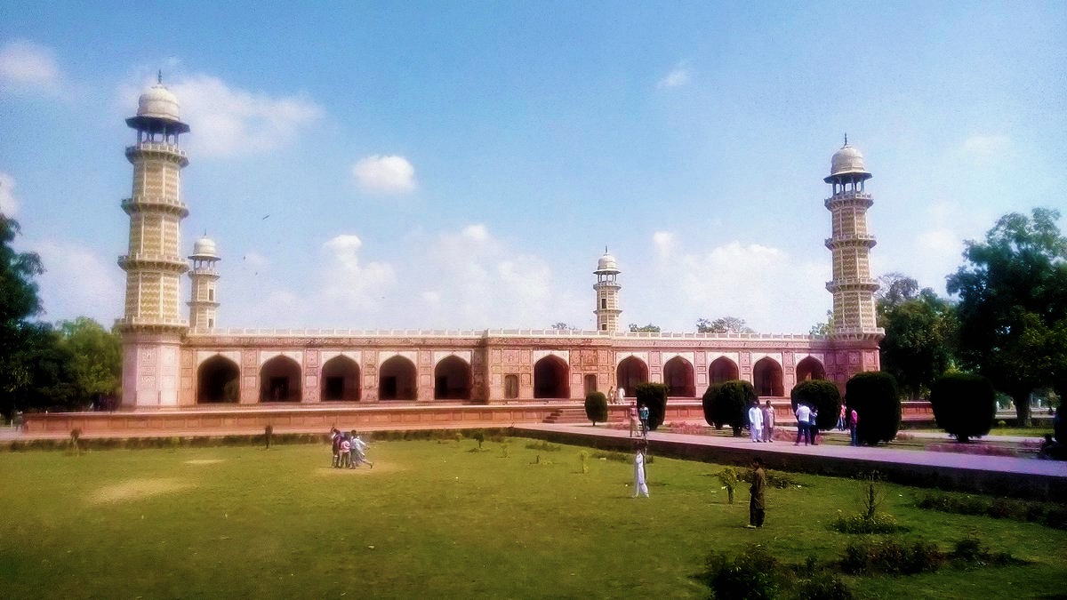 Not very far from here, across what is left of Ravi, within the green confines of Noor Jehan's Baghe e Dil Kusha, what is now Shahdara rests our only Mughal Emperor buried in PakistanThe tomb of Jehangir was built by Shahjehan on the banks of Ravi in 1637