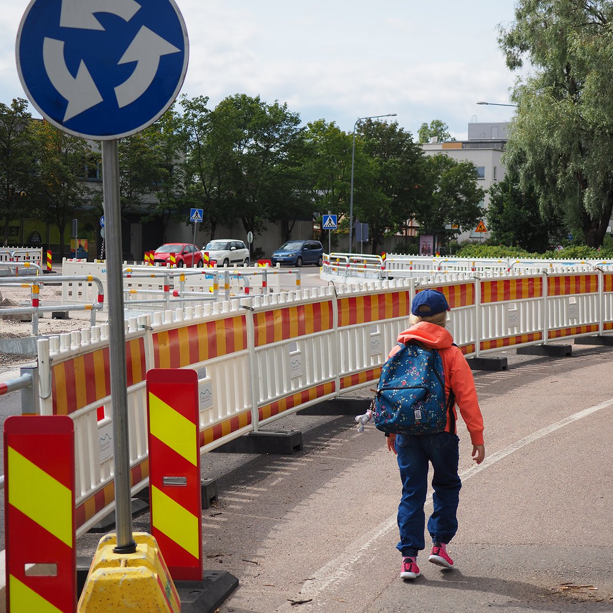 Kesälomakausi on päättymässä ja suuri joukko pieniä koululaisia seikkailee taas liikenneviidakossa tehden joskus odottamattomiakin liikkeitä. Muista tarkkaavaisuus ja rauhallisuus. Pidetään yhdessä huolta siitä, että koulumatkat ovat turvallisia! 🎒📚