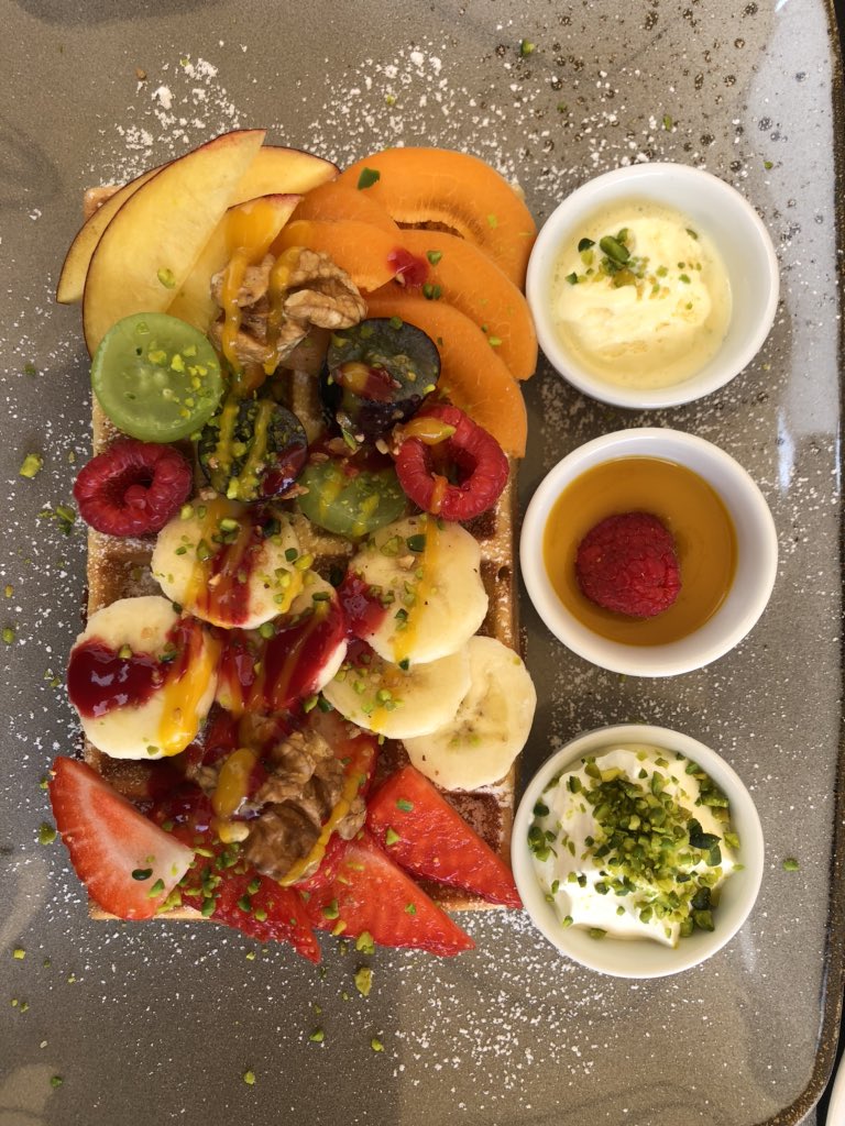 beyondflora's tweet photo. Inszenierst du dein Produkt wirklich, wirklich ungewöhnlich gut! So geht Waffel mit Früchten auch... https://t.co/wYdYDp5rix