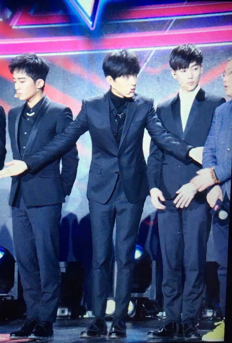 An old pic showing the same politeness and respect. #肖战  #肖戦  #XiaoZhan  #SeanXiao  #샤오잔  #เซียวจ้าน  #シャオ・ジャン