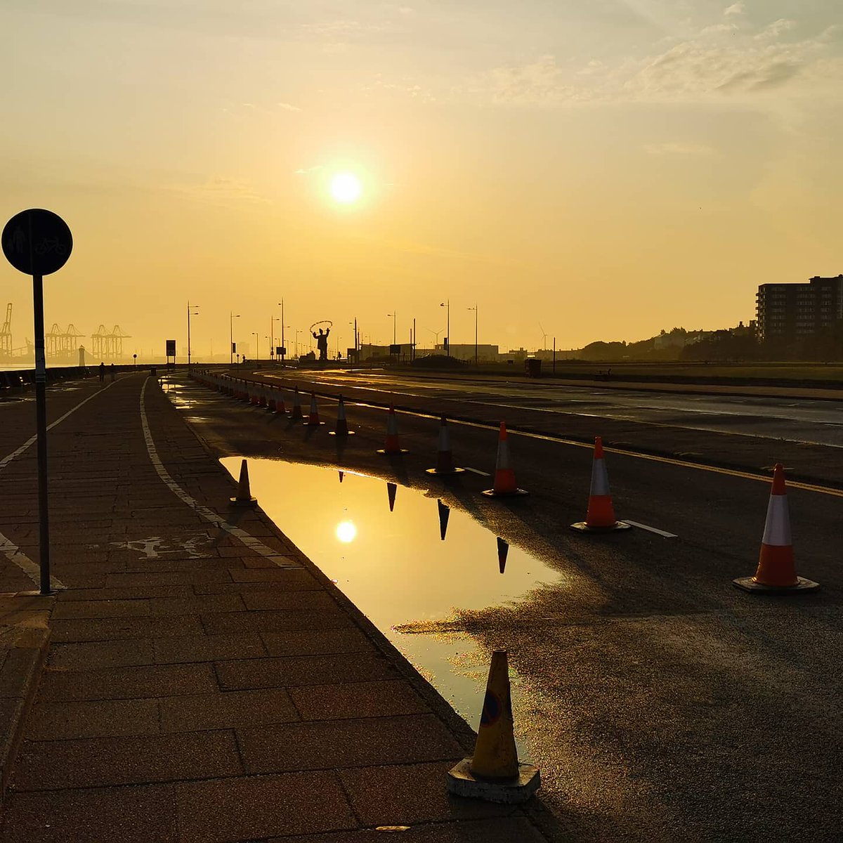 Hopewellcj's tweet photo. Fabulous warm calm morning on the Wirral.... Sunrise getting easier to get to!
Best time of the day when the weather is like this.
#wirral #wallasey #newbrighton #marinepoint #wirralviews #igerswirral #igersmerseyside #igersmersey #huawei #huaweip30 #huaweiphoto #huaweicamera https://t.co/dlDs0Xo5yA