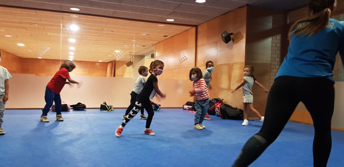 sar_santaisabel's tweet photo. CLASE DE ZUMBA NO CAMPUS SAR 🕺 Qué ben seguiron os pasos que lles ensinou a profe Camila onte aos nenos e nenas do Campus!  👏👏👏 #CampusSar #Zumba #somosmultiusos #santaisabel https://t.co/36ouyu9U0d