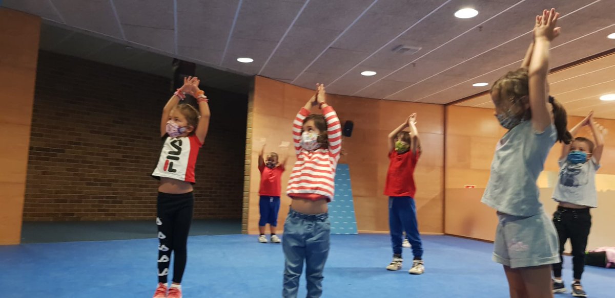 sar_santaisabel's tweet photo. CLASE DE ZUMBA NO CAMPUS SAR 🕺 Qué ben seguiron os pasos que lles ensinou a profe Camila onte aos nenos e nenas do Campus!  👏👏👏 #CampusSar #Zumba #somosmultiusos #santaisabel https://t.co/36ouyu9U0d