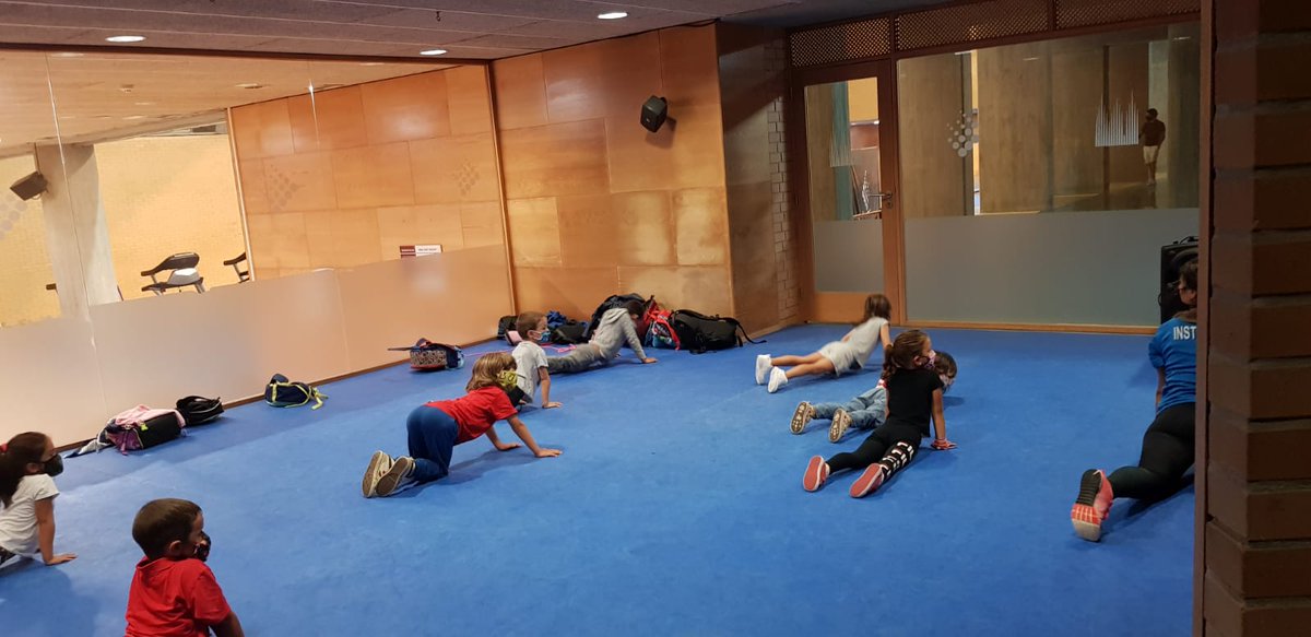 sar_santaisabel's tweet photo. CLASE DE ZUMBA NO CAMPUS SAR 🕺 Qué ben seguiron os pasos que lles ensinou a profe Camila onte aos nenos e nenas do Campus!  👏👏👏 #CampusSar #Zumba #somosmultiusos #santaisabel https://t.co/36ouyu9U0d