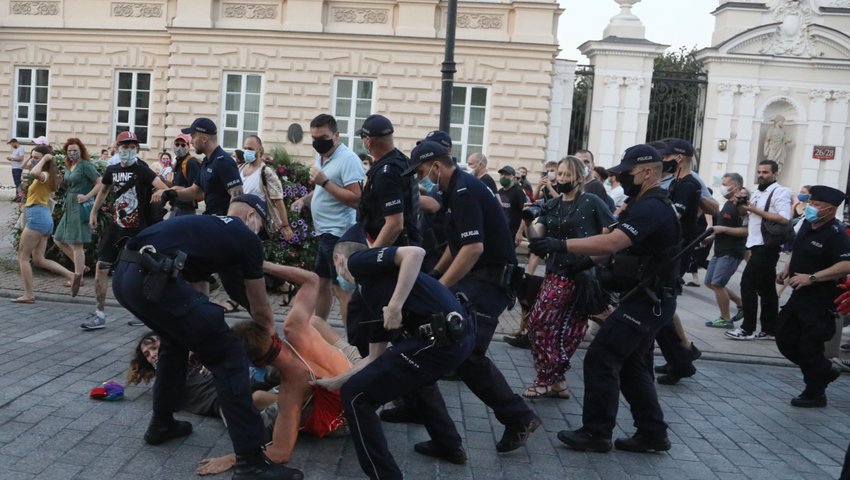 Lesza_Borana's tweet photo. @Radio_TOK_FM @MarcinOciepa @MON_GOV_PL @Porozumienie__ Jeśli tak wygląda tłumienie protestów w bezsiłowy sposób, to co obejmuje sposób siłowy? Ostrą amunicję? #actuallycurious https://t.co/t5aShXi2a3