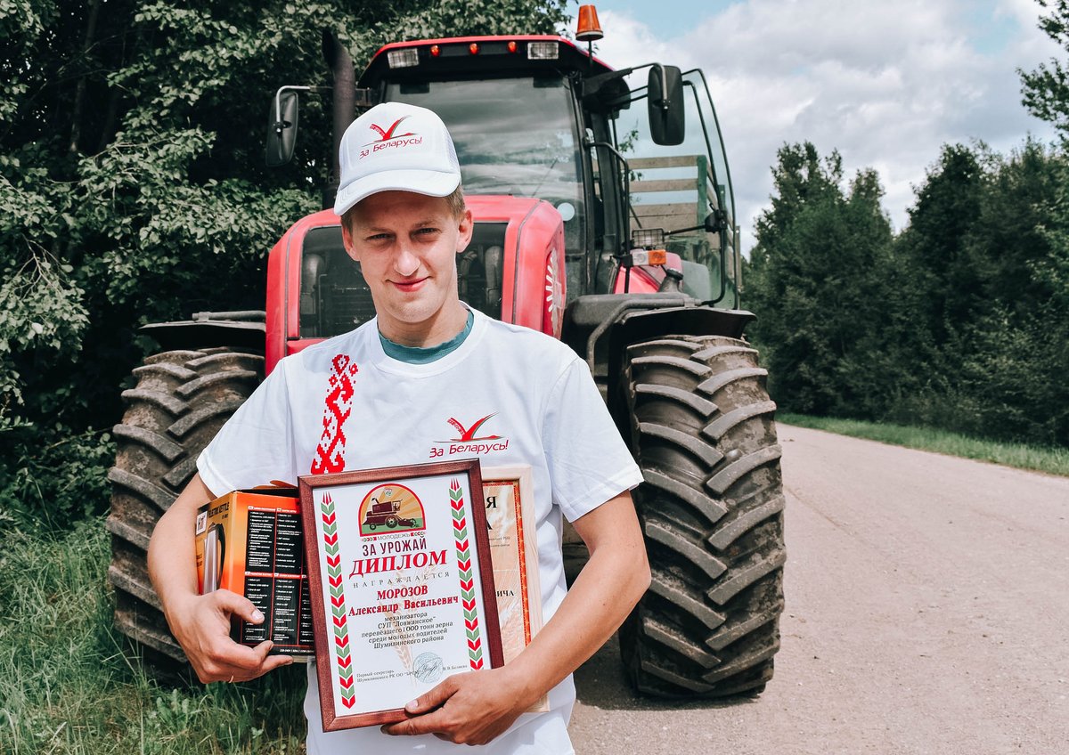 brsmvo's tweet photo. 🌾 Урожайные новости прямиком с полей Шумилинщины

Определился ПЕРВЫЙ водитель-тысячник среди молодых водителей уборочной 2020!

- Встречайте! Александр Морозов, механизатор сельскохозяйственного унитарного производства "Ловжанское".

#молодежь #молодежьзаурожай #жатвабеларуси https://t.co/gJ8wDTQDTK